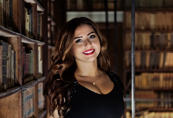 Picture of Raquela, the singer, in a library.
